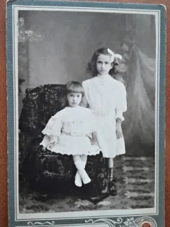 Fotografie pe carton, doua fetite, perioada interbelica