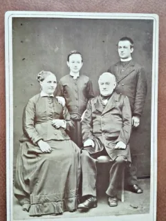 Fotografie pe carton, familie, inceput de secol XX