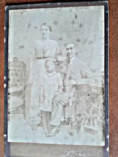 Fotografie pe carton, familie, perioada interbelica