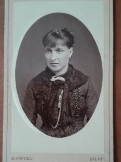 Fotografie tip CDV, femeie cu brosa, sfarsit de secol XIX