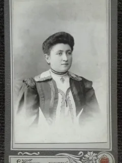 Fotografie tip CDV, femeie cu coc, 1906