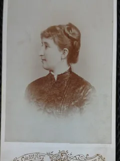 Fotografie tip CDV, Femeie cu coc, 1925