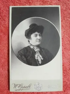 Fotografie tip CDV, femeie cu coc, inceput de secol XX