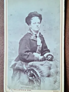 Fotografie tip CDV, femeie cu coc, inceput de secol XX