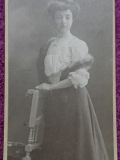 Fotografie tip CDV, Femeie cu coc (Maria Carp), 1909