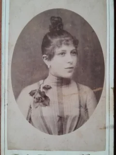 Fotografie tip CDV, femeie cu coc, perioada interbelica