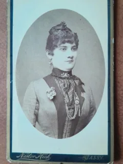 Fotografie tip CDV, femeie cu coc, sfarsit de secol XIX