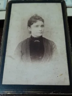 Fotografie tip CDV, femeie cu coc, sfarsit de secol XX
