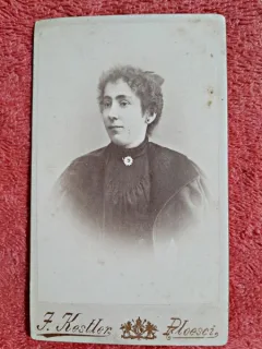 Fotografie tip CDV, femeie cu coc si brosa, inceput de secol XX