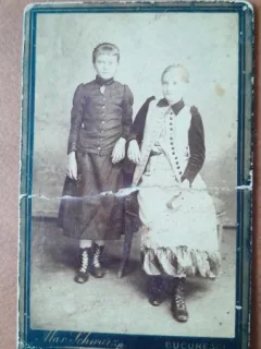 Fotografie tip CDV, femeie cu fetita, sfarsit de secol XIX