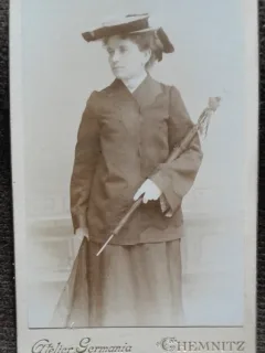 Fotografie tip CDV, femeie cu palarie, sfarsit de secol XIX