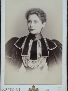 Fotografie tip CDV, femeie cu parul strans, 1896
