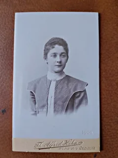 Fotografie tip CDV, femeie cu parul strans, inceput de secol XX