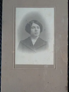 Fotografie tip CDV, Femeie cu parul strans, perioada interbelica