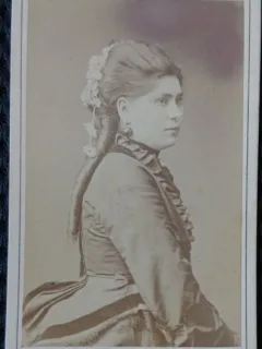 Fotografie tip CDV, femeie cu parul strans si coronita, inceput de secol XX