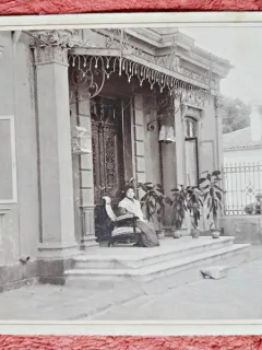 Fotografie tip CDV, femeie in fata casei, inceput de secol XX