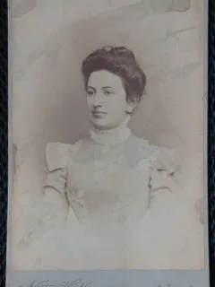 Fotografie tip CDV, Femeie in rochie de dantela, inceput de secol XX