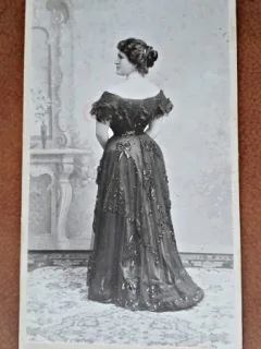 Fotografie pe carton, femeie in rochie lunga, inceput de secol XX