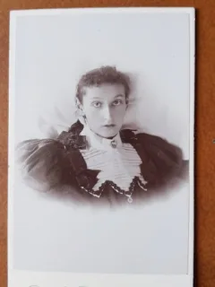 Fotografie tip CDV, femeie inceput de secol XX