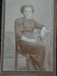 Fotografie tip CDV, femeie stand pe scaun, inceput de secol XX