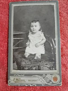 Fotografie tip CDV, fetita bebe pe scaun, inceput de secol XX