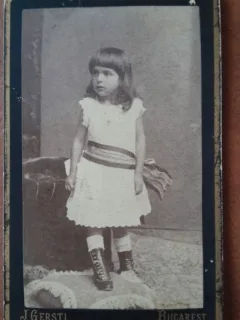 Fotografie tip CDV, fetita cu esarfa la brau, inceput de secol XX