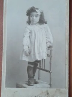 Fotografie tip CDV, fetita cu fundita, inceput de secol XX