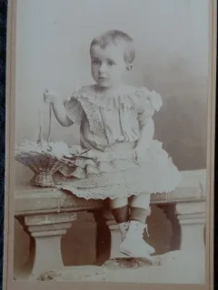 Fotografie tip CDV, Fetita cu ghetute si rochita, inceput de secol XX