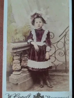 Fotografie tip CDV, fetita cu palarie, perioada interbelica