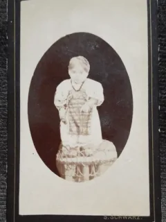 Fotografie tip CDV, fetita cu rochita si margele, sfarsit de secol XIX