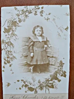 Fotografie pe carton, fetita perioada interbelica