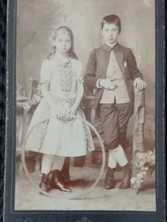 Fotografie tip CDV, fetita si baiat, perioada interbelica