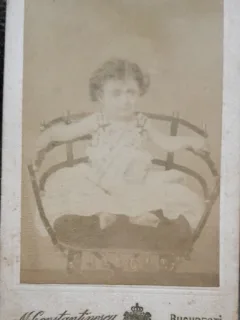Fotografie tip CDV, fetita stand pe scaun, sfarsit de secol XIX