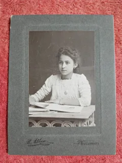 Fotografie tip CDV, fetita studiind, inceput de secol XX