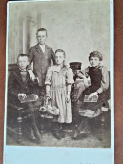 Fotografie pe carton, grup de 4 copii, inceput de secol XX
