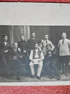 Fotografie tip CDV, grup de barbati, perioada interbelica