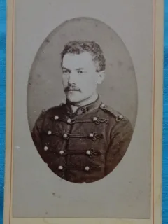 Fotografie tip CDV, Locotenet francez in tunica cu gaitane, inceput de secol XX