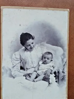Fotografie pe carton, mama si copil, perioada interbelica