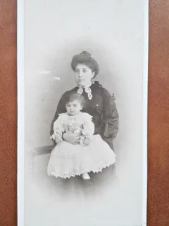 Fotografie pe carton, mama si copilul, perioada interbelica