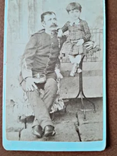 Fotografie tip CDV, militar cu fetita, sfarsit de secol XIX