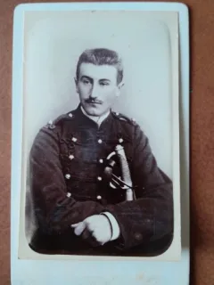 Fotografie tip CDV, militar cu sabie, inceput de secol XX