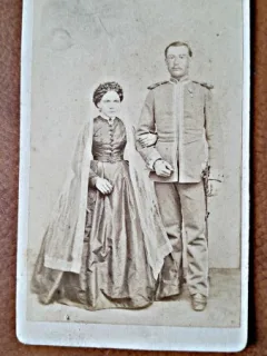 Fotografie tip CDV, militar cu sotia, sfarsit de secol XIX