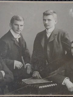 Fotografie tip CDV, Patru barbati, perioada interbelica