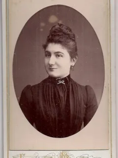 Fotografie tip CDV - perioada interbelica, reprezentand o femeie