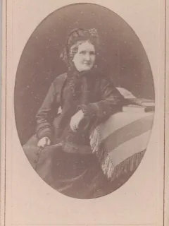 Fotografie tip CDV - perioada interbelica, reprezentand o femeie