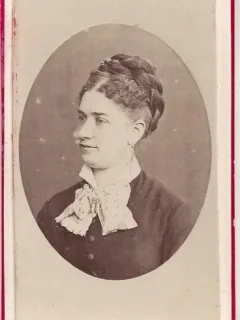 Fotografie tip CDV - perioada interbelica, reprezentand o femeie