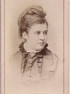 Fotografie tip CDV - perioada interbelica, reprezentand o femeie