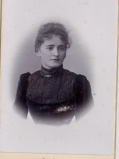 Fotografie tip CDV - perioada interbelica, reprezentand o femeie