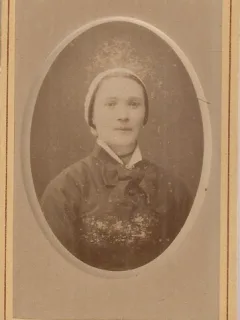 Fotografie tip CDV - perioada interbelica, reprezentand o femeie