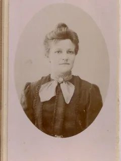 Fotografie tip CDV - perioada interbelica, reprezentand o femeie